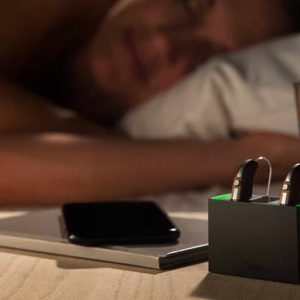 Kadıköy işitme cihazları merkezimizde işitme testi ve cihaz denemesi yapılırken