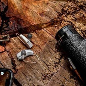 Kadıköy işitme cihazları merkezimizde işitme testi ve cihaz denemesi yapılırken