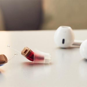 Kadıköy işitme cihazları merkezimizde işitme testi ve cihaz denemesi yapılırken